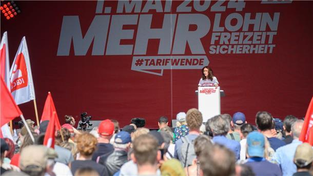 DGB-Chefin Fahimi: Tarifflucht verursacht Milliardenschaden Die DGB-Vorsitzende Yasmin Fahimi spricht bei der zentralen Kundgebung des Gewerkschaftsbundes in Hannover.