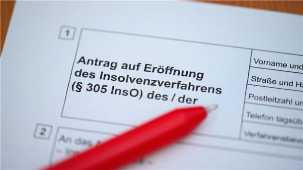 Nach Seniorenheim-Rettung in Blexen: Nun gibt’s auch für diese Firma eine Lösung Ein Kugelschreiber liegt auf einem Formular zur Beantragung von Insolvenzverfahren.