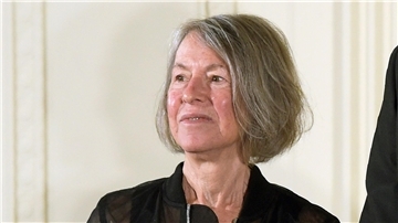 Die Dichterin Louise Glück am 22. September 2016 bei einer Zeremonie zu ihrer Ehrung mit der National Humanities Medal der USA im East Room des Weißen Hauses in Washington.