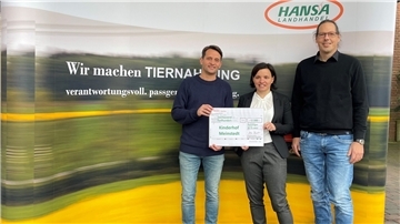 Personen vor Schild