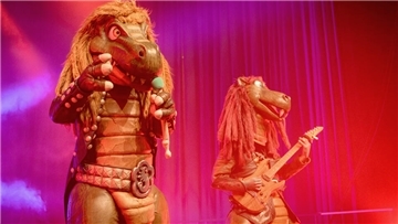 Die Dino-Metalband Heavysaurus lieferte in der Bremerhavener Stadthalle handgemachten Rock und Metal mit kindgerechten Texten.