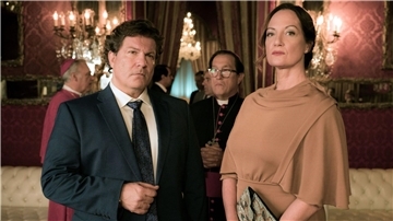 Die Diplomatin Karla Lorenz (Natalia Wörner, r) trifft den Bauunternehmer Robert Felting (Francis Fulton-Smith).