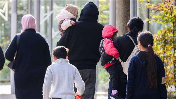 Bund: Niedersachsen könnte Migrationszentrum einrichten Die Diskussion um schnellere Abschiebungen sorgt für Spannungen in der Landespolitik. (Symbolbild)