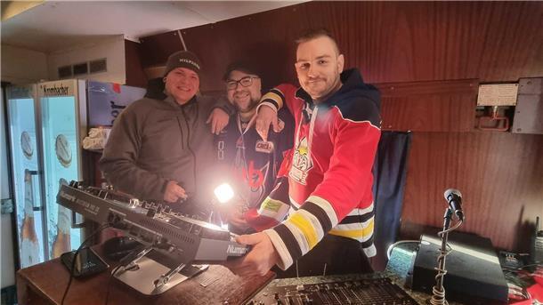 Pinguins-Fans on Tour: Per Sonderzug nach Mannheim - Her mit den Punkten (Update 28) Die DJ's Björn, Chrizzy und Flo heizen später den Partywagen ein.