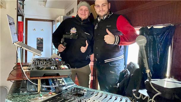 Die DJs Florian (links) und Crizzy Dee sorgen im Partywagen im Zug eins für die passende Musik.