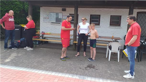 Menschen im Gespräch. Auf interessante Gespräche und Attraktionen freuen sich die DLRG-Verantwortlichen und Besucher am 9. August im Waldschwimmbad.