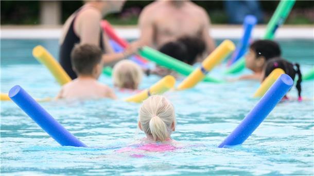 Wie sollen Kinder schwimmen lernen? Die DLRG warnt davor, dass der Anteil der Nichtschwimmer unter Grundschülern steige.