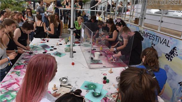 Das Hurricane-Festival: Wie nachhaltig darf‘s denn sein? Die "Do-it-yourself"-Spielwiese einer großen Modekette: bei den Hurricane-Gästen ein beliebter Anlaufpunkt.