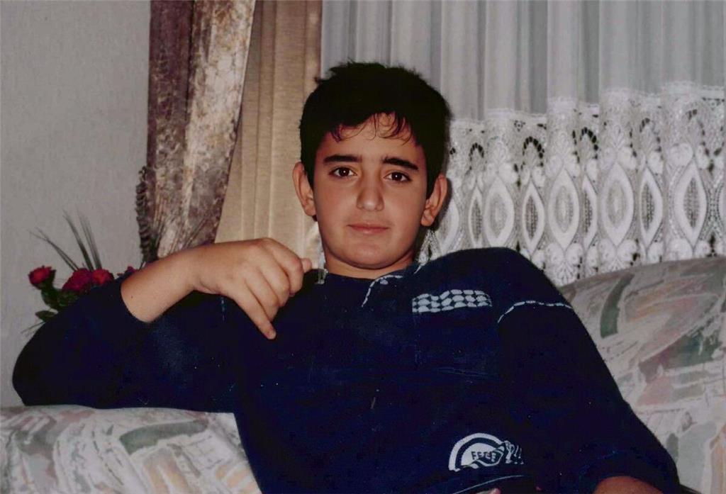 Schonungslose Doku über Haftbefehl - „Ich war schon tot“ Die Doku zeigt auch Bilder aus der Kindheit und Jugend von Akyut Anhan alias Haftbefehl.