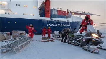 Die Dokumentation „Expedition Arktis“ zeigt das Leben und Forschen an Bord. Hier laden Wissenschaftler Forschungsinstrumente vom Schiff „Polarstern“ aus.