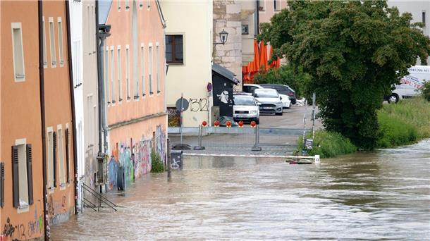 Die Donau fließt in der Altstadt von Regensburg an den Häusern entlang.