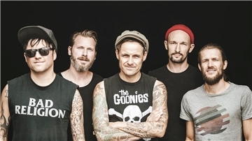 Die Band Donots. Sie  zählen seit drei Jahrzehnten zu den festen Größen der deutschen Punkrock-Szene und spielen nun ein Konzert auf Helgoland.