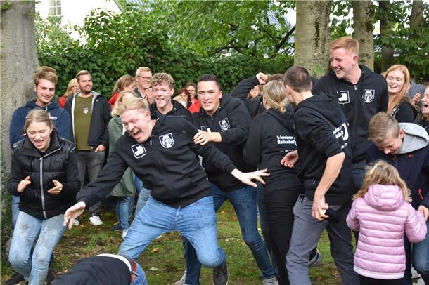 Die Dorfjugend Vierden holt sich den ersten Preis. Die jungen Leute sind wie von...