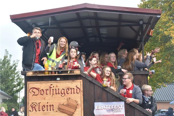 Die Dorfjugenden drehen immer mehr auf. Auf den Erntewagen ist Party angesagt. 