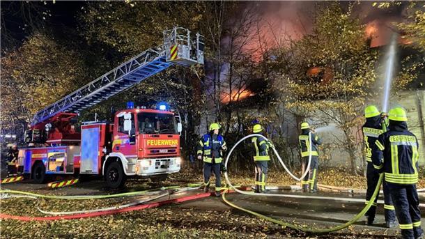 Feuerwehrleute löschen einen Haus-Brand