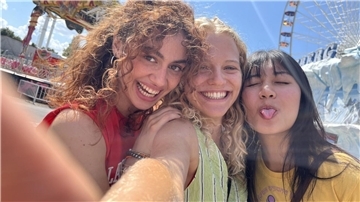 Die drei Freundinnen Vicky (Julia Novohradsky, links), Inken (Kya-Celina Barucki, Mitte) und Lena (Nhung Hong) haben im Film „Mädchen Mädchen“ ganz viel Spaß.