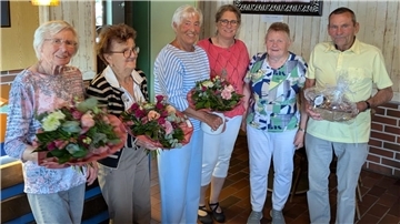 Die drei Gründungsmitglieder Minna Renken (von links), Gisela Wellbrock und Marlene Hölling mit Susanne Böttjer vom Orga-Team, der Vorsitzenden Irma Langer und Martin Hölling, der ebenfalls Gründungsmitglied ist und auch Ehrenvorsitzender. Auf dem Foto fehlt Gründungsmitglied Hans-Herbert Heins.