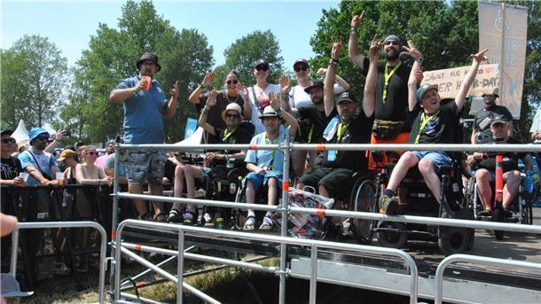 Die DRK-Wohngruppe aus Schiffdorf und ihre Betreuer sind völlig begeistert vom Hurricane-Festival in Scheeßel - auch wenn das Fahren mit den Rollstühlen auf dem Gelände eine schweißtreibende Angelegenheit ist.