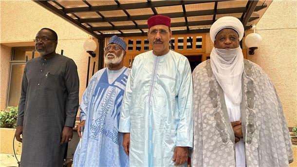 Machthaber im Niger planen Übergangsregierung Die Ecowas-Delegation besucht den von den Putschisten festgesetzten Präsidenten Mohamed Bazoum (2.v.r).