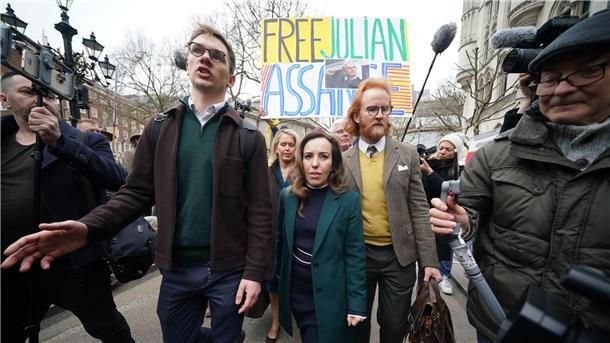 Assange hofft auf letzte Chance vor Gericht Die Ehefrau von Julian Assange, Stella Assange, auf dem Weg zur Anhörung ihres Mannes. Der Wikileaks-Gründer legt vor dem Gericht seinen letzten Einspruch gegen seine drohende Auslieferung ein.