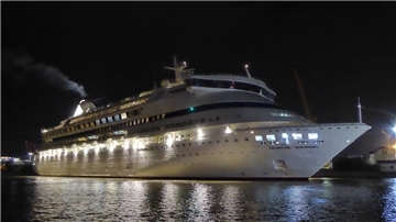 Die ehemalige AidaAura im Hafen von Piräus.