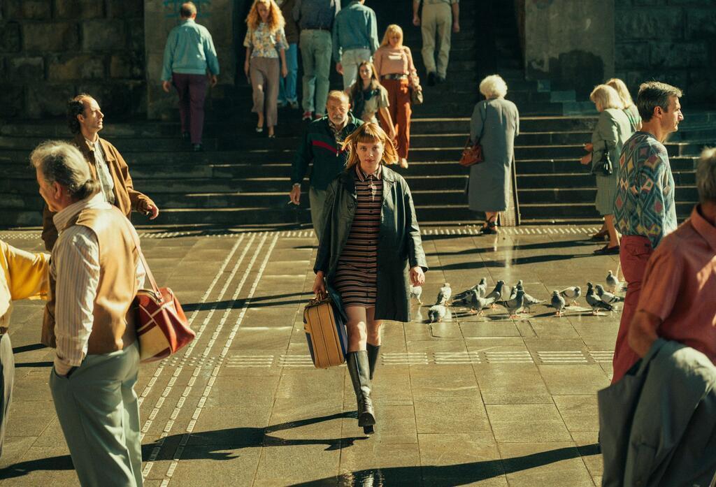 Die ehemalige DDR-Auftragskillerin Kleo sucht in der gleichnamigen Netflix-Serie einen Koffer.