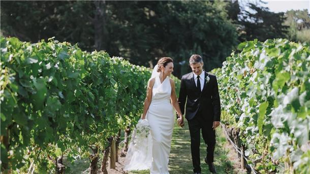 Neuseelands Ex-Premier Jacinda Ardern heiratet in Weinregion Die ehemalige neuseeländische Premierministerin Jacinda Ardern mit ihrem Ehemann Clarke Gayford bei ihrer Hochzeit auf dem Weingut Craggy Range in Hawke’s Bay.