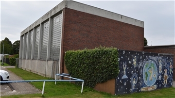 Das Foto zeigt die ehemalige Turnhalle in Schwei (Gemeinde Stadland).