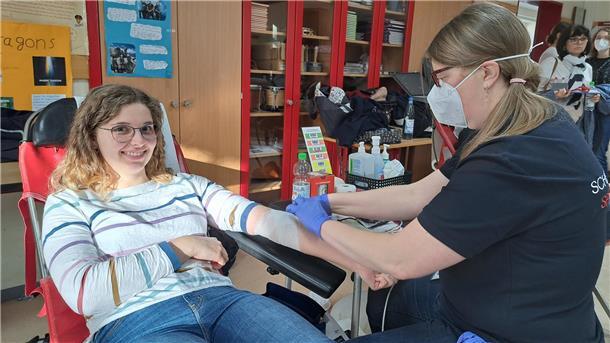 Waldschule Hagen: Blut spenden, Abi und was dann? Die ehemalige Waldschülerin Nadja Engel (23) lässt sich Blut in Hagen abnehmen.