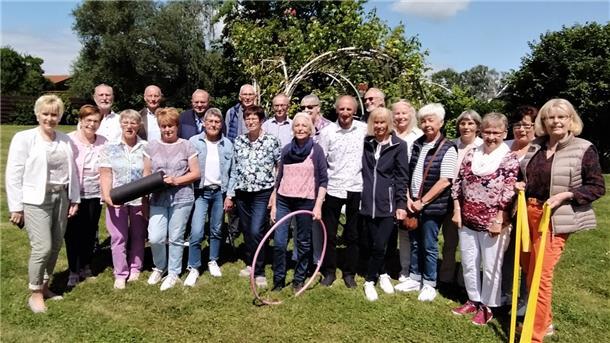 Die Ehemaligen der Einschulungsjahrgänge 1955, 1956 und 1957 der ehemaligen Volksschule Stollhamm haben sich jetzt im Butjadinger Tor in Abbehausen wiedergesehen.