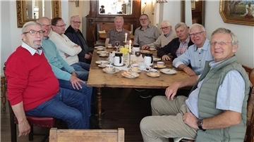 Treffen nach 60 Jahren: Ehemalige Volksschüler genießen Wiedersehen Die ehemaligen Schüler kamen kürzlich nach 60 Jahren im „Germelmann Café“ zusammen