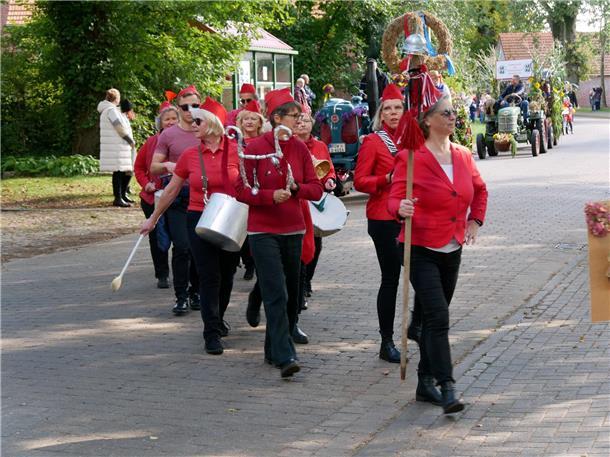 Ernteparade mit Ersatzspielmannszug in Vorkwerk Die ehemaligen Vorwerker Erntebräute hatte viel Spaß daran einen Spielmannszug der anderen Art zu präsentieren.