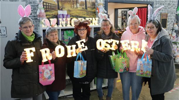 Frauen mit Osterhasenohren und einem Schriftzug „Frohe Ostern“: Der Verein macht Senioren zu Ostern