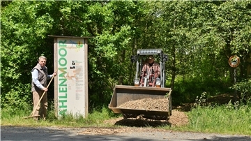 Die Ehrenamtlichen vom Kranichkring Flögeln haben die ersten 150 Meter des Moorerlebnispfades wieder mit Hackschnitzeln ausgelegt. Klaus Pülsch (links) und Walter Wöhlke waren kräftig bei der Arbeit. Sie hoffen darauf, dass der Pfad bald wieder für Besucher geöffnet wird.