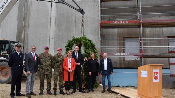 Warum in Seedorf eine gigantische Hallenschießanlage für Soldaten entsteht Die Ehrengäste und Gastredner am Richtkranz der Hallenschießanlage in der Kaserne Seedorf.