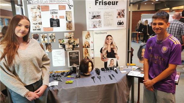 Schule Geestequelle: Oereler Schüler präsentieren Ausstellung zum Praktikum Die Eindrücke aus ihrem Exkurs in die Berufswelt stellten Schülerinnen und Schüler wenige Tage vor Beginn der Herbstferien zu einer umfangreichen Ausstellung in der Aula ihrer Schule zusammen.