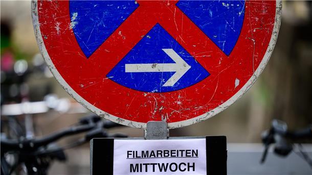 Die Einheimischen störe es nicht, wenn sie manches Mal ihre Autos umparken müssten, weil die Altstadt vom Filmset eingenommen wird, erzählt der Stadtführer.