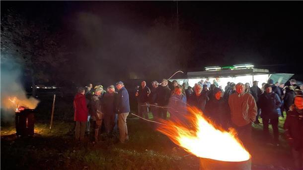 Reiter und Bauern kommen aus Sorge um den Wolf zum Mahnfeuer in die Wingst Anwesende bei einem Mahnfeuer in der Wingst