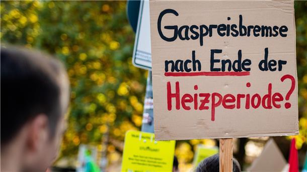 „Sicher durch den Winter“: Das schlägt die Gaskommission vor Die Einmalzahlung im Dezember soll versteuert werden. Ab März soll die Gaspreisbremse kommen. Für Mieter mit Energieschulden soll es Kündigungsschutz geben. Fernwärmekunden sollen stark entlastet werden.