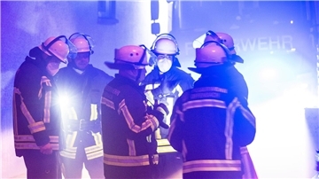 Die Einsatzkräfte sind mit einem Großaufgebot vor Ort.