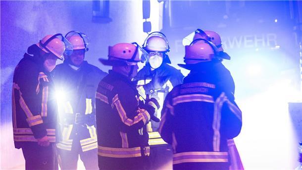 Aufräumarbeiten nach Großbrand in Recyclingfirma Die Einsatzkräfte sind mit einem Großaufgebot vor Ort.
