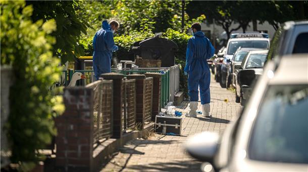 Drei Verletzte bei Auseinandersetzung in Bremen Die Einsatzkräfte untersuchen den Tatort nach Spuren der Auseinandersetzung.