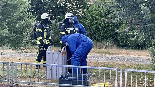 Einfamilienhaus in Bademühlen abgebrannt Die Einsatzkräfte werden nach Ihrem Einsatz fachgerecht gereinigt und mit neur Einsatzbekleidung versorgt.