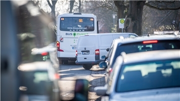 Die einstige Bushaltestelle vor der Grundschule Bramstedt wurde zur Parkbucht für "Eltern-Taxis" umfunktioniert.
