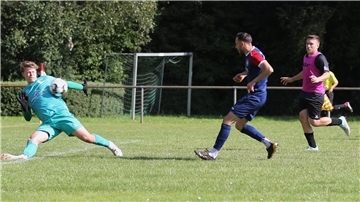 Fußballspiel des TuS Einswarden mit Mustafa Seker (Mitte)