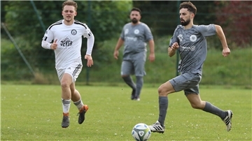 Fußballspiel des TuS Einswarden mit Omar Music