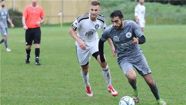 Kreisliga: Partie des TuS Einswarden am Sonntag fällt aus - Platz unbespielbar Fußballspiel des TuS EInswarden mit Suayb Gürbüz (rechts)