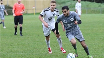Fußballspiel des TuS EInswarden mit Suayb Gürbüz (rechts)