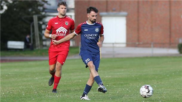 Fußballspiel des TuS Einswarden mit Omar Music (rechts)