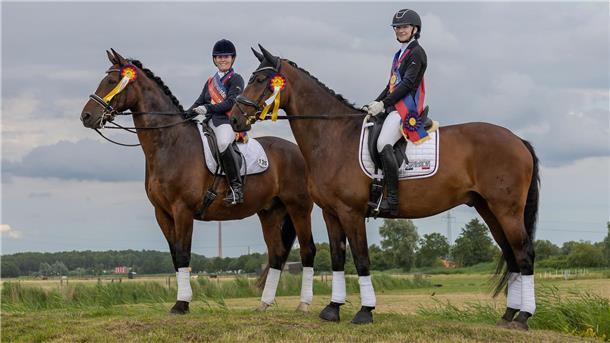 Reiter liefern sich spannendes Finale um die Kreismeisterschaft Die Einzelkreismeister in der Dressur: Rabea Feldhusen (li./Große Tour) und Sophie Müller (kleine Tour).